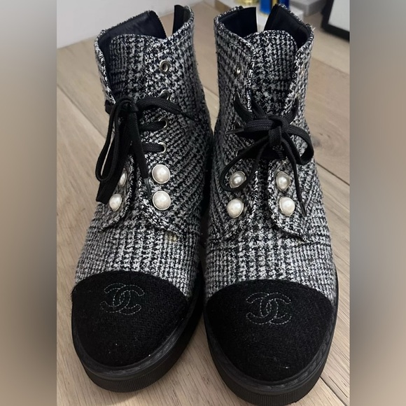 CHANEL 20B Tweed Fabric Cap Toe Pearl Lace Up Ankle Bootie Boots Shoes - Picture 9 of 12